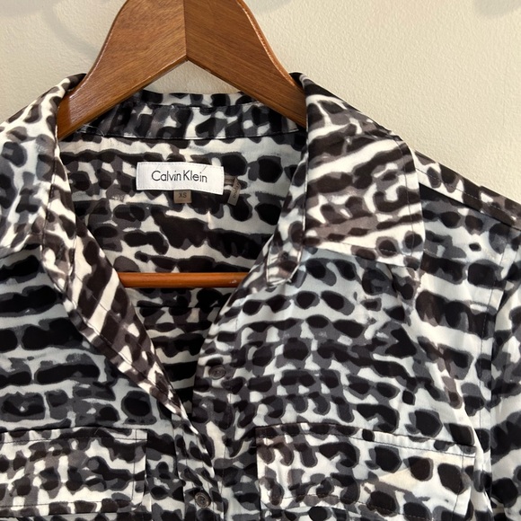 Calvin Klein Satin/ Silk Blouse in Animal Print XS - Picture 2 of 4